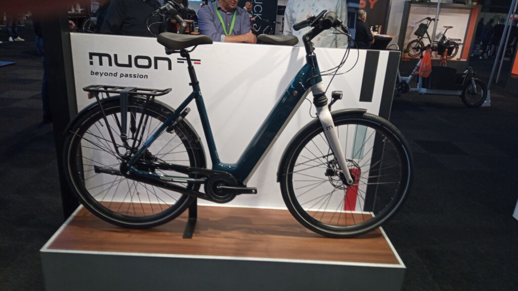 leistungsstarke e-Bikes / Pedelecs & Zubehör zu fairen Preisen - Muon e-Bikes ist nur eine von mehreren Handelsmarken der Firma Timyo B.V. einem Fahrradhersteller aus Roosendaal in den Niederlanden. Timyo ist weltweit im Markt der auftragsgefertigten E-Bikes tätig. Als leistungsstarke F&E-Abteilung mit fortschrittlichen Konzepten und Produkten ermöglicht Timyo seinen Handelspartnern marktgerechte E-Bikes zusammenzustellen und zu vermarkten (co-creational workflow).  Muon Invite luxury