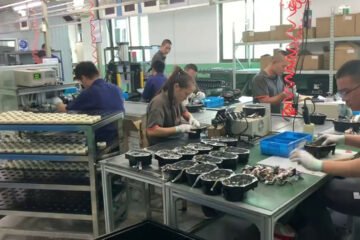 leistungsstarke e-Bikes / Pedelecs & Zubehör zu fairen Preisen - ... es waren chinesische Entwickler die sich schon 2003 Gedanken um den elektronischen Antrieb von Fahrrädern machten. Erst sechs Jahre später erkannten auch europäische Firmen das Potenzial von e-Fahrrädern. Heute ist Bafang-e-Motors einer der führenden Hersteller von e-Motoren im Zweiradbereich. Da sich Bafang-e-Motors vorwiegend auf den asiatischen und amerikanischen Markt positionierte, waren die Motoren von Bafang bis vor ein paar Jahren nur einer eingefleischten E-Bikegemeinde in Deutschland bekannt. Dies wird sich jedoch in naher Zukunft ändern, denn immer mehr europäische e-Fahrradhersteller setzen auf die gut funktionierende Technik aus China. Bafang e-Motor Fabrik