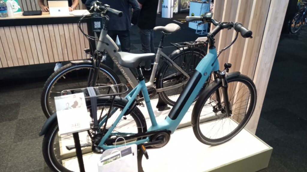 leistungsstarke e-Bikes / Pedelecs & Zubehör zu fairen Preisen - Im Webshop - vom AS Bikeshop Wassenberg gibt es Einkaufserlebnisse von Zuhause aus. Bei uns kaufen Sie günstige 1klassige e-Bikes/Pedelecs im Budgetbereich  und  hochwertige e-Bikes/Pedelecs zu besten Preisen. van Dijck CETO in storm blue matt