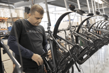 leistungsstarke e-Bikes / Pedelecs & Zubehör zu fairen Preisen - NEDERWEERT – Im Juni 2008 erkannte Bikkel Bikes aus Nederweert bereits das Potenzial des Elektrofahrrads und brachte ein eigenes System zur elektrischen Unterstützung auf den Markt: das Bikkel ibee. Dies wird nun nun mit der limitierten Edition Stenza Sunrise Gold gefeiert. Montage Bikkel BIkes in der Fabrik Nederweert