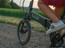 Mit dem E-Bike Llobe City 3 black kommen Sie auch gut auf schlecht befestigten Wegen gut voran. Schauen Sie sich das Pedelec bei uns an und vereinbaren Sie einen Termin mit AS Bikeshop Wegberg Ihrem online Fahrradladen. Llobe City 3 black auf leicht befestigten Wegen