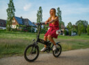 Llobe City 3 black - Produktfoto mit junger Frau während einer Probefahrt. City 3 Black - E-Faltrad von AS Bikeshop 41844 Wegberg kaufen