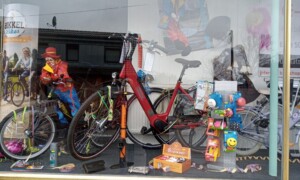 Unsere E-Bikes/Pedelecs und Fahrräder feiern Karneval Fasching bei AS Bikeshop Wegberg im Schaufenster