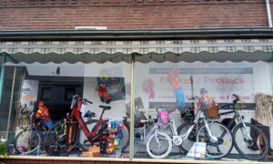 Zu Karneval haben wir einige Clowns in unsere Schaufenster eingeladen Clowns turnen durchs Schaufenster