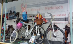 Unsere Clowns haben mächtig Spaß zwischen den E-Bikes/Pedelecs und Fahrrädern Helau im Arsbecker Fahrradgeschäft AS Bikeshop