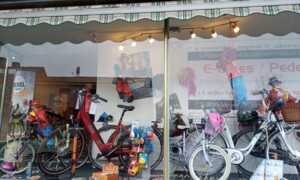Fahrräder feiern Karneval 2021 im Schaufenster jecke Fahrräder/E-Bikes und Pedelecs