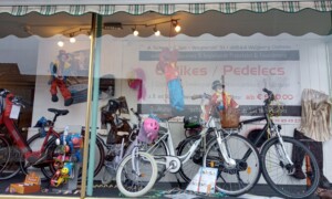 Hier geht's rund Clowns turnen durch unsere Schaufenster