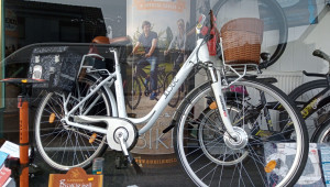 leistungsstarke e-Bikes / Pedelecs & Zubehör zu fairen Preisen - So Karneval ist vorbei und unser Schaufenster soll Ihnen die Fastenzeit so schwer wie möglich machen. Appetit auf die nächste Fahrradsaison für E-Bikes/Pedelecs und den Frühling dürfen Sie sich schon einmal gerne holen. Schaufenster neu dekoriert - Ihr Fahrradgeschäft mit ausgesuchten e-Bikes / Pedelecs in Wassenberg
