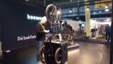 Keewee e-Lastenrad lässt sich platzsparend in die Garage gestellt werden Keewee e-Lastenrad