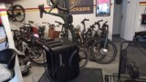Das Keewee in unserer Ausstellung alternativ hochkant geparkt e-Lastenrad Keewee hockkant geparkt